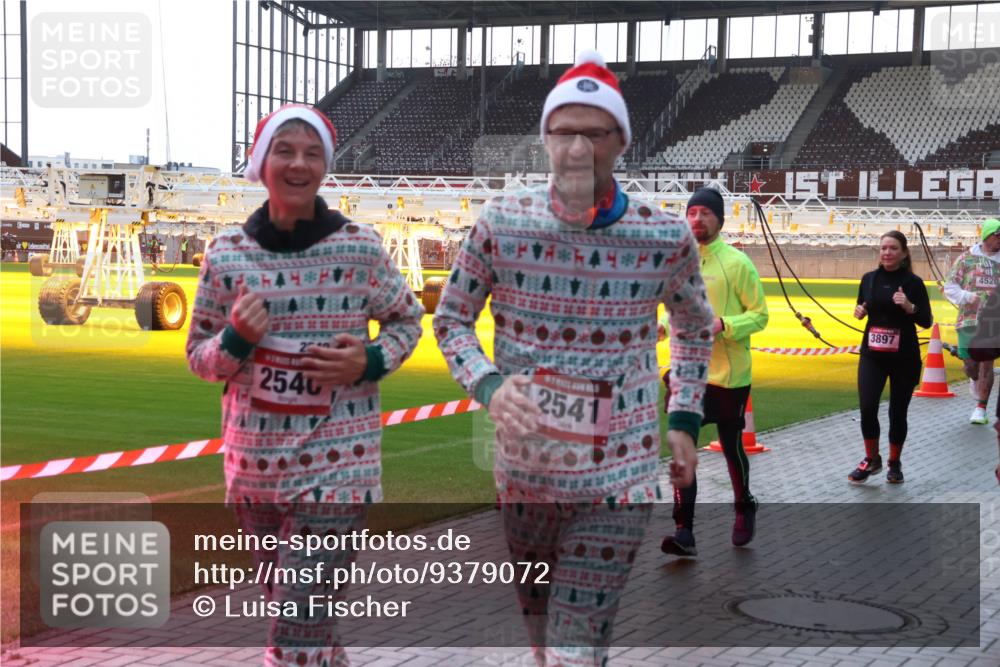 07.12.2025 - St. Pauli X-Mass-Run No. 15 Luisa Fischer http://msf.ph/oto/9379072 07.12.2025 10:32:08 Ziel 2540, 2541, 3897, 4520, 343, 750, 752, 1545, 1818, 2073, 2171, 2172, 2352, 2418, 2540, 2541, 3267, 3716, 3806, 3808, 3895, 3896, 3897, 3969, 4412, 4467, 4484, 4495, 4504, 4518, 4519, 4520 meine-sportfotos.de