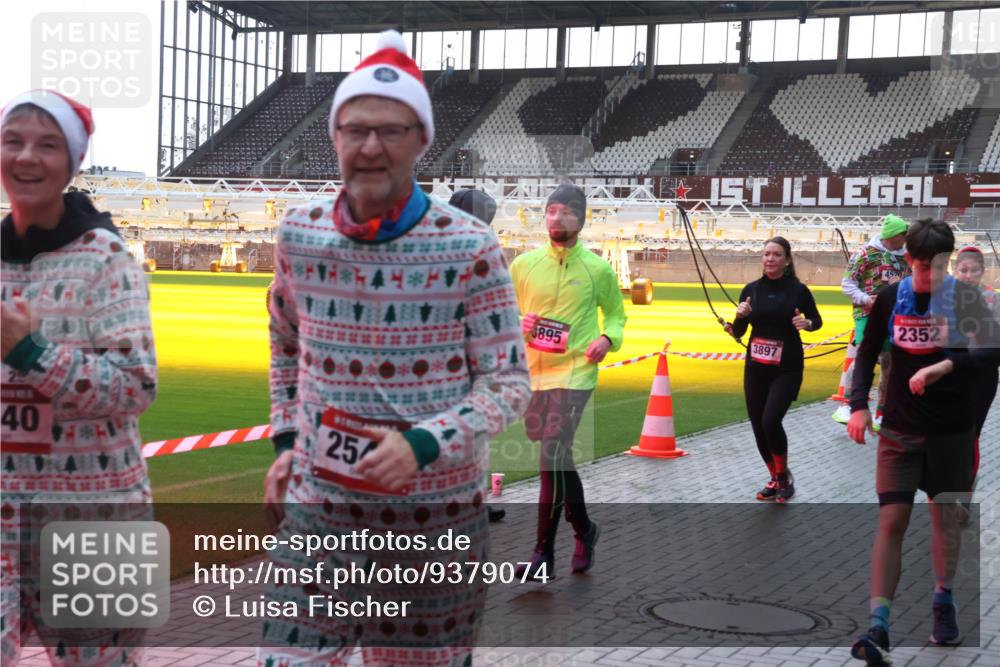 07.12.2025 - St. Pauli X-Mass-Run No. 15 Luisa Fischer http://msf.ph/oto/9379074 07.12.2025 10:32:09 Ziel 40, 25, 44, 3895, 4520, 3897, 2352, 343, 750, 752, 1818, 2073, 2171, 2172, 2352, 2418, 2540, 2541, 3267, 3716, 3806, 3808, 3895, 3896, 3897, 3969, 4412, 4467, 4484, 4495, 4504, 4518, 4519, 4520 meine-sportfotos.de
