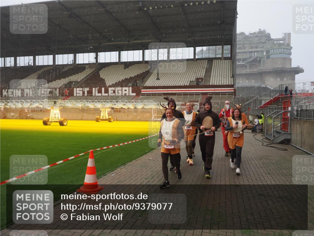 07.12.2025 - St. Pauli X-Mass-Run No. 15 Fabian Wolf http://msf.ph/oto/9379077 07.12.2025 10:07:26 Ziel 256, 265, 272, 517, 657, 685, 716, 767, 1187, 1234, 1543, 2983, 3003 meine-sportfotos.de