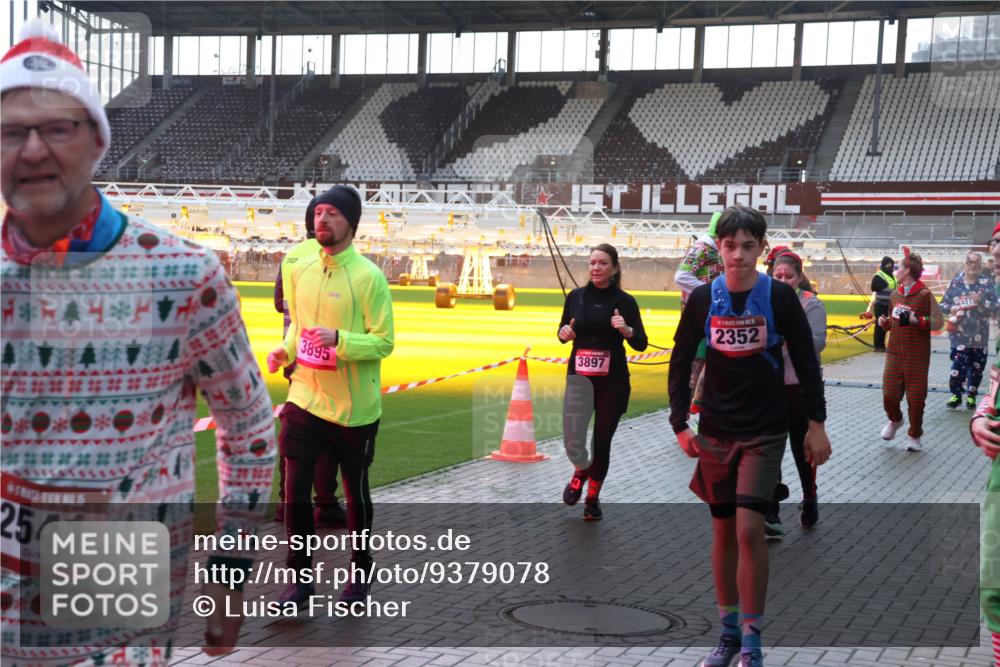 07.12.2025 - St. Pauli X-Mass-Run No. 15 Luisa Fischer http://msf.ph/oto/9379078 07.12.2025 10:32:09 Ziel 2541, 437, 1515, 2352, 3895, 3897, 343, 750, 752, 1818, 2073, 2171, 2172, 2352, 2418, 2540, 2541, 3267, 3716, 3806, 3808, 3895, 3896, 3897, 3969, 4412, 4467, 4484, 4495, 4504, 4518, 4519, 4520 meine-sportfotos.de