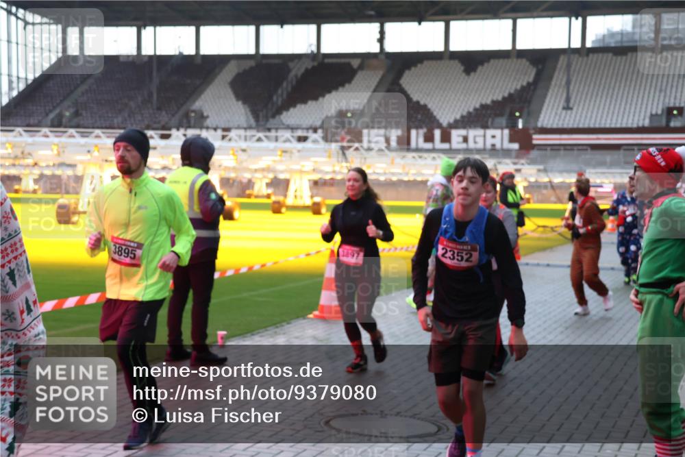 07.12.2025 - St. Pauli X-Mass-Run No. 15 Luisa Fischer http://msf.ph/oto/9379080 07.12.2025 10:32:09 Ziel 555555, 3895, 1897, 2352, 343, 750, 752, 1818, 2073, 2171, 2172, 2352, 2418, 2540, 2541, 3267, 3716, 3806, 3808, 3895, 3896, 3897, 3969, 4412, 4467, 4484, 4495, 4504, 4518, 4519, 4520 meine-sportfotos.de