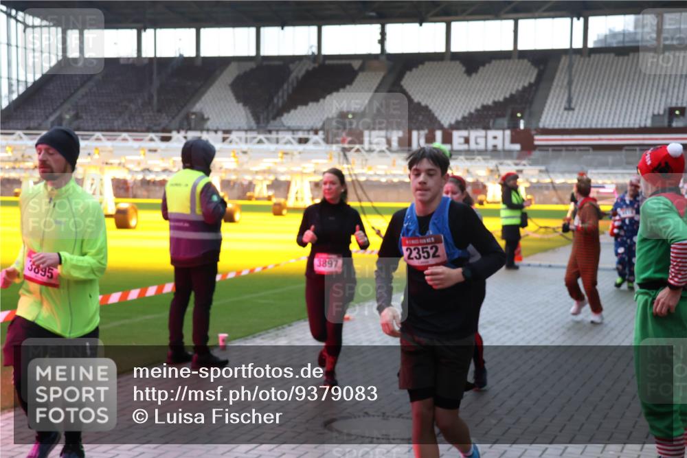 07.12.2025 - St. Pauli X-Mass-Run No. 15 Luisa Fischer http://msf.ph/oto/9379083 07.12.2025 10:32:10 Ziel 3895, 3897, 2352, 343, 750, 752, 1818, 2171, 2172, 2352, 2418, 2540, 2541, 3267, 3716, 3806, 3808, 3895, 3896, 3897, 3969, 4412, 4467, 4484, 4495, 4504, 4518, 4519, 4520 meine-sportfotos.de