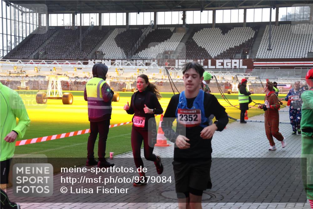 07.12.2025 - St. Pauli X-Mass-Run No. 15 Luisa Fischer http://msf.ph/oto/9379084 07.12.2025 10:32:10 Ziel 3897, 5, 2352, 518, 1519, 343, 750, 752, 1818, 2171, 2172, 2352, 2418, 2540, 2541, 3267, 3716, 3806, 3808, 3895, 3896, 3897, 3969, 4412, 4467, 4484, 4495, 4504, 4518, 4519, 4520 meine-sportfotos.de