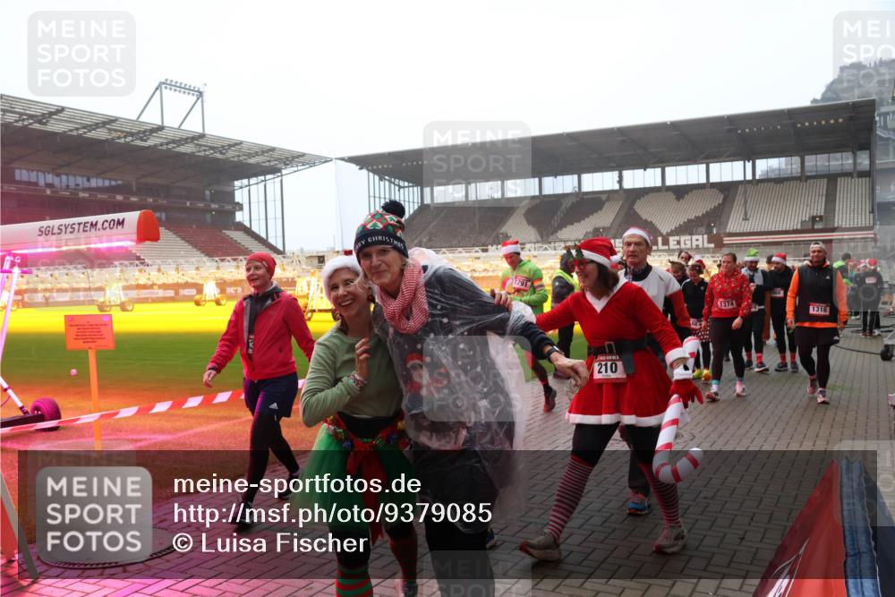 07.12.2025 - St. Pauli X-Mass-Run No. 15 Luisa Fischer http://msf.ph/oto/9379085 07.12.2025 10:05:59 Ziel 30, 210, 1374, 1316, 2, 3, 54, 114, 123, 202, 210, 363, 385, 512, 543, 668, 699, 945, 950, 1121, 1215, 1222, 1316, 1374, 1481, 1661, 1761, 1789, 1791, 3186, 3231, 3307, 3311, 3386, 3877, 4036, 4194, 4195, 4552, 4555, 4556, 4558, 4559, 4560 meine-sportfotos.de