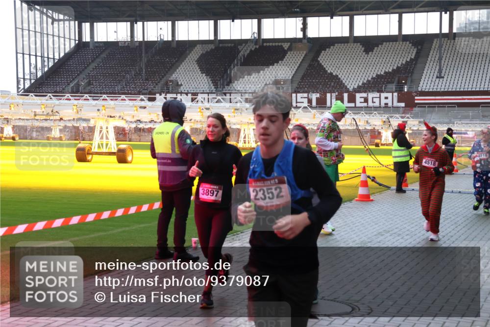 07.12.2025 - St. Pauli X-Mass-Run No. 15 Luisa Fischer http://msf.ph/oto/9379087 07.12.2025 10:32:10 Ziel 3897, 2352, 4518, 4519, 343, 750, 752, 1818, 2171, 2172, 2352, 2418, 2540, 2541, 3267, 3716, 3806, 3808, 3895, 3896, 3897, 3969, 4412, 4467, 4484, 4495, 4504, 4518, 4519, 4520 meine-sportfotos.de