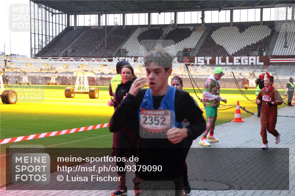 07.12.2025 - St. Pauli X-Mass-Run No. 15 Luisa Fischer http://msf.ph/oto/9379090 07.12.2025 10:32:11 Ziel 2352, 4518, 343, 750, 752, 1818, 2171, 2342, 2343, 2345, 2352, 2418, 2540, 2541, 3267, 3716, 3806, 3808, 3895, 3896, 3897, 3969, 4412, 4467, 4484, 4495, 4504, 4518, 4519, 4520 meine-sportfotos.de