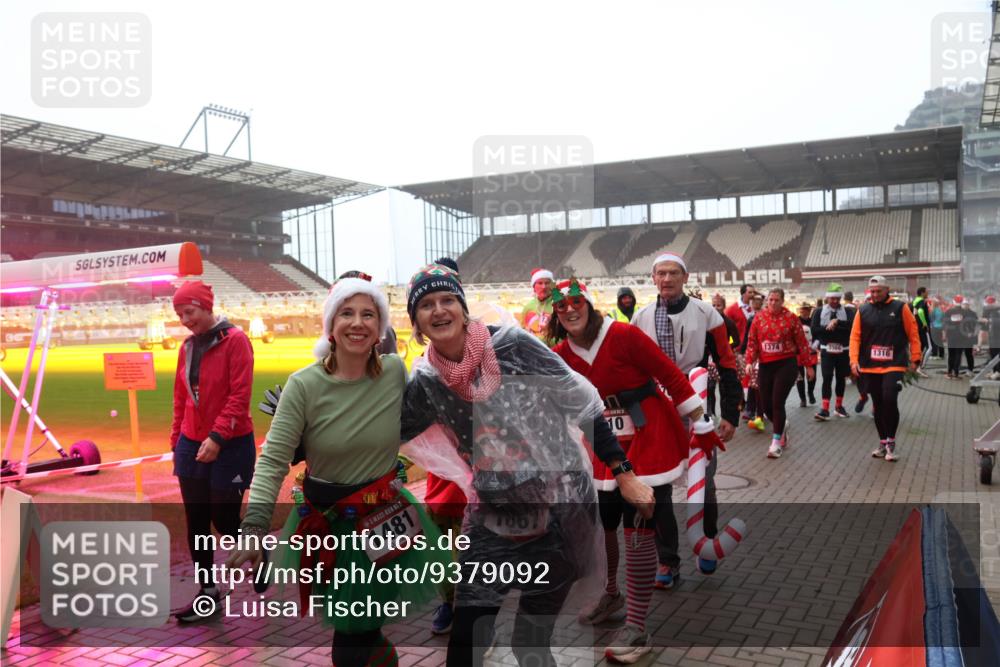 07.12.2025 - St. Pauli X-Mass-Run No. 15 Luisa Fischer http://msf.ph/oto/9379092 07.12.2025 10:06:00 Ziel 1481, 10, 1374, 1316, 2, 3, 54, 114, 123, 202, 363, 385, 512, 543, 668, 699, 945, 950, 1121, 1215, 1222, 1316, 1374, 1481, 1661, 1761, 1789, 1791, 3186, 3231, 3307, 3311, 3386, 3877, 4036, 4194, 4195, 4552, 4555, 4556, 4558, 4559, 4560 meine-sportfotos.de
