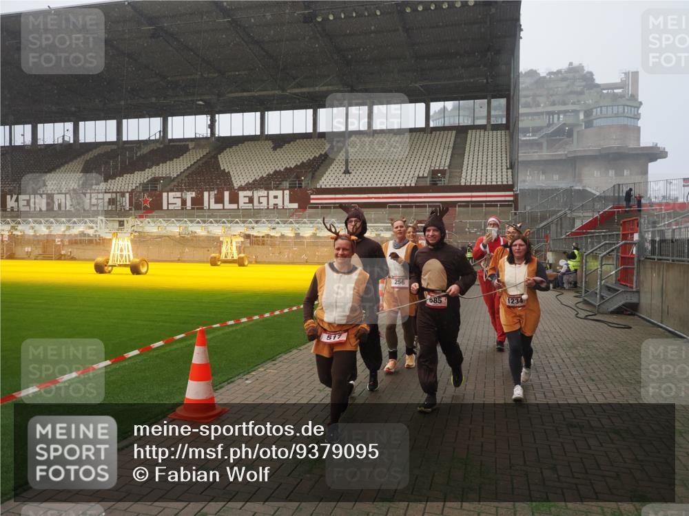 07.12.2025 - St. Pauli X-Mass-Run No. 15 Fabian Wolf http://msf.ph/oto/9379095 07.12.2025 10:07:26 Ziel 256, 265, 272, 517, 657, 685, 716, 767, 1187, 1234, 1543, 2983, 3003 meine-sportfotos.de