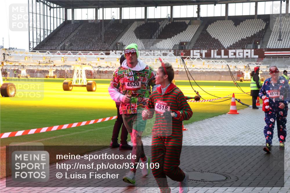 07.12.2025 - St. Pauli X-Mass-Run No. 15 Luisa Fischer http://msf.ph/oto/9379109 07.12.2025 10:32:14 Ziel 4520, 4518, 4519, 343, 750, 752, 1818, 2171, 2342, 2343, 2345, 2352, 2418, 2540, 2541, 3267, 3716, 3806, 3808, 3895, 3896, 3897, 3969, 4412, 4467, 4484, 4495, 4504, 4518, 4519, 4520 meine-sportfotos.de