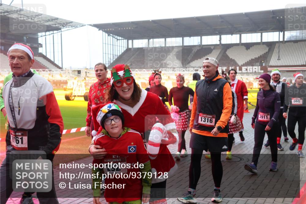 07.12.2025 - St. Pauli X-Mass-Run No. 15 Luisa Fischer http://msf.ph/oto/9379128 07.12.2025 10:06:03 Ziel 761, 7, 15, 292, 105, 1316, 1991, 3911, 668, 2, 3, 54, 114, 123, 363, 385, 512, 543, 668, 676, 945, 950, 1121, 1215, 1222, 1316, 1374, 1481, 1661, 1761, 1789, 1791, 3186, 3231, 3386, 3877, 4036, 4194, 4195, 4552, 4555, 4556, 4558, 4559, 4560 meine-sportfotos.de