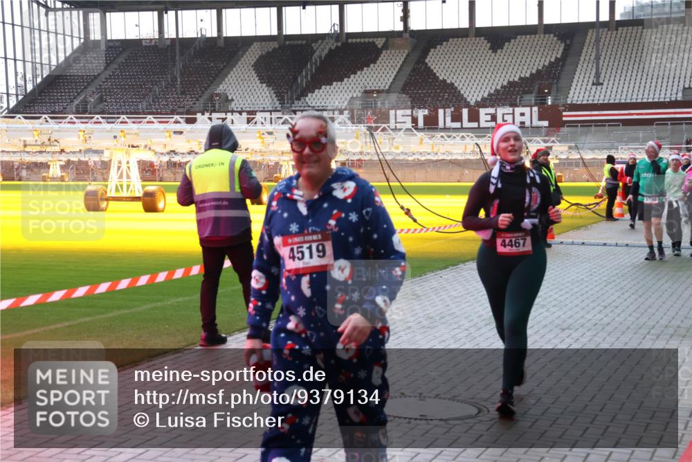 07.12.2025 - St. Pauli X-Mass-Run No. 15 Luisa Fischer http://msf.ph/oto/9379134 07.12.2025 10:32:17 Ziel 4519, 4467, 1700, 750, 752, 1818, 2342, 2343, 2345, 2352, 2418, 2540, 2541, 3267, 3716, 3806, 3808, 3895, 3896, 3897, 3969, 4274, 4275, 4412, 4467, 4484, 4495, 4504, 4518, 4519, 4520 meine-sportfotos.de