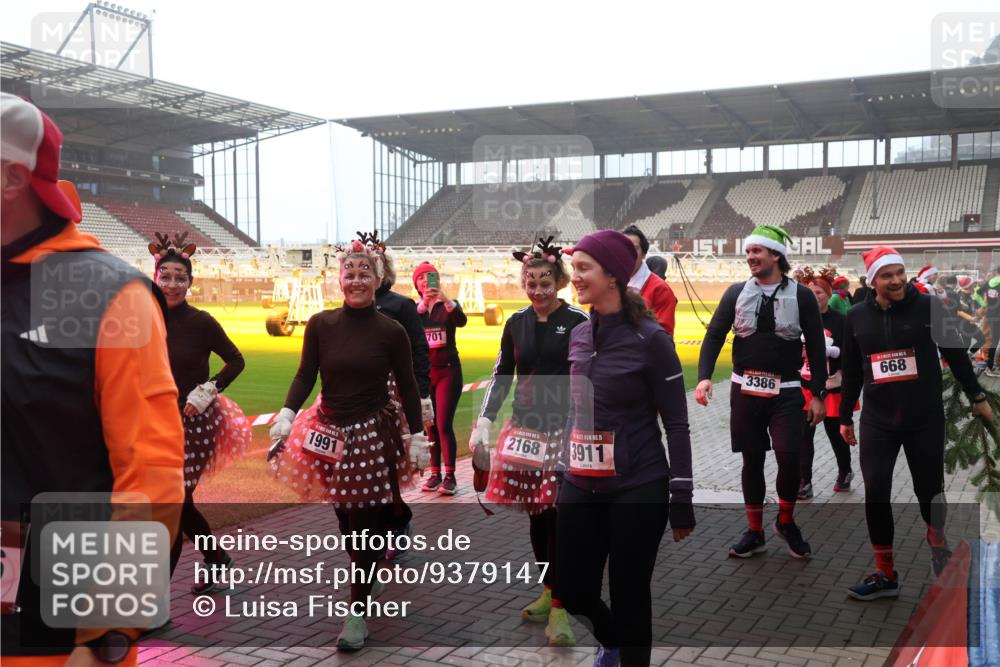 07.12.2025 - St. Pauli X-Mass-Run No. 15 Luisa Fischer http://msf.ph/oto/9379147 07.12.2025 10:06:06 Ziel 1991, 701, 2168, 15, 3911, 3386, 668, 2, 3, 54, 114, 123, 363, 385, 424, 512, 543, 668, 676, 805, 834, 945, 950, 1121, 1215, 1222, 1316, 1374, 1481, 1661, 1761, 1789, 1791, 2756, 2757, 3186, 3231, 3386, 3857, 3877, 4036, 4194, 4195, 4552, 4555, 4556, 4558, 4559, 4560 meine-sportfotos.de