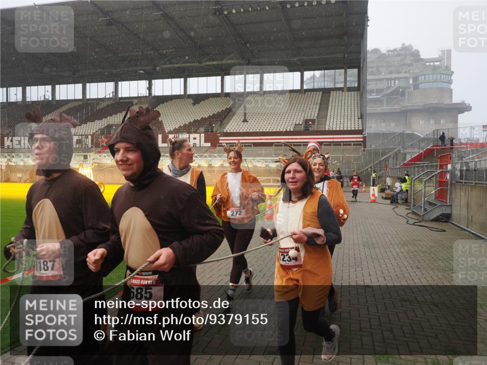 07.12.2025 - St. Pauli X-Mass-Run No. 15 Fabian Wolf http://msf.ph/oto/9379155 07.12.2025 10:07:28 Ziel 256, 265, 272, 517, 657, 685, 716, 767, 1187, 1234, 1543, 2983, 3003 meine-sportfotos.de