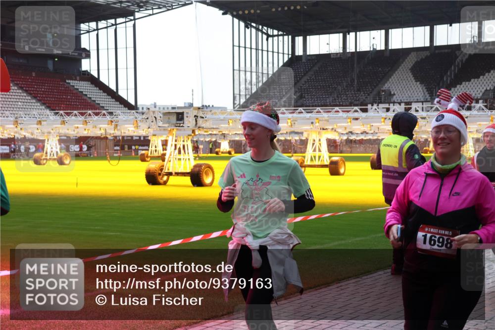 07.12.2025 - St. Pauli X-Mass-Run No. 15 Luisa Fischer http://msf.ph/oto/9379163 07.12.2025 10:32:26 Ziel 15, 1698, 750, 752, 1818, 1942, 1944, 2342, 2343, 2345, 2352, 2418, 3267, 3716, 3806, 3808, 3895, 3896, 3897, 3969, 4039, 4274, 4275, 4467, 4484, 4495, 4504, 4518, 4519, 4520 meine-sportfotos.de