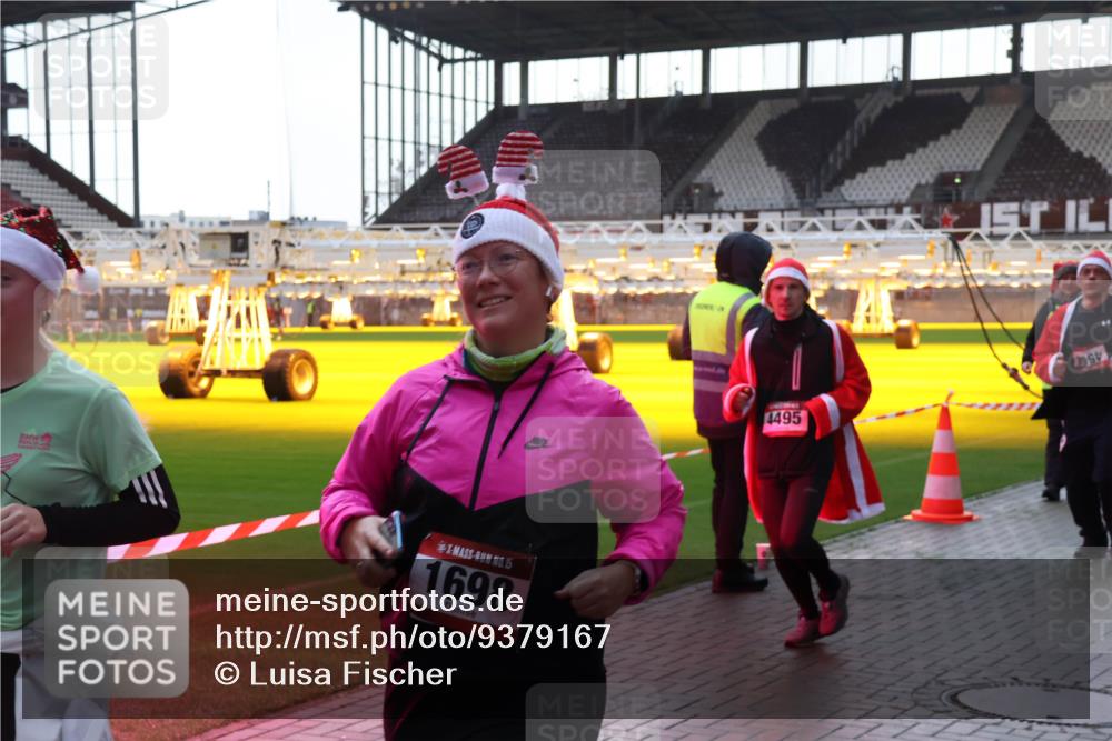 07.12.2025 - St. Pauli X-Mass-Run No. 15 Luisa Fischer http://msf.ph/oto/9379167 07.12.2025 10:32:27 Ziel 15, 1698, 4495, 750, 752, 1818, 1942, 1944, 2342, 2343, 2345, 2352, 2418, 3267, 3716, 3806, 3808, 3895, 3896, 3897, 3969, 4039, 4274, 4275, 4467, 4484, 4495, 4504, 4518, 4519, 4520 meine-sportfotos.de