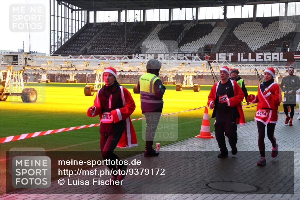 07.12.2025 - St. Pauli X-Mass-Run No. 15 Luisa Fischer http://msf.ph/oto/9379172 07.12.2025 10:32:27 Ziel 4495, 4484, 750, 752, 1818, 1942, 1944, 2342, 2343, 2345, 2352, 2418, 3267, 3716, 3806, 3808, 3895, 3896, 3897, 3969, 4039, 4274, 4275, 4467, 4484, 4495, 4504, 4518, 4519, 4520 meine-sportfotos.de