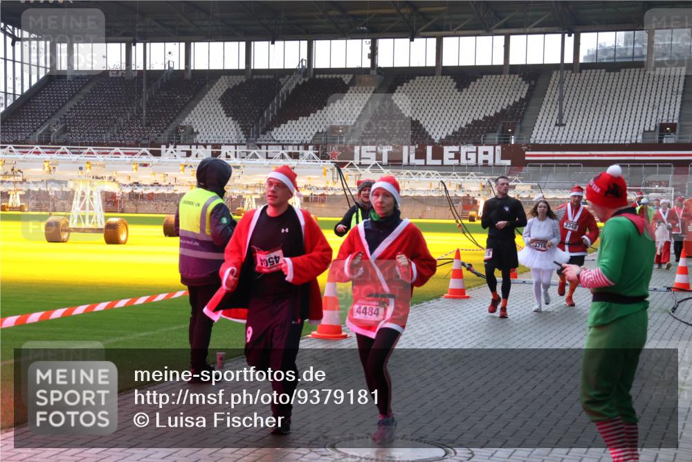 07.12.2025 - St. Pauli X-Mass-Run No. 15 Luisa Fischer http://msf.ph/oto/9379181 07.12.2025 10:32:28 Ziel 4484, 3716, 2342, 750, 752, 1818, 1942, 1944, 2342, 2343, 2345, 2352, 2418, 3267, 3716, 3806, 3808, 3895, 3896, 3897, 3969, 4039, 4274, 4275, 4467, 4484, 4495, 4504, 4518, 4519, 4520 meine-sportfotos.de