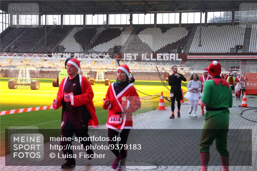 07.12.2025 - St. Pauli X-Mass-Run No. 15 Luisa Fischer http://msf.ph/oto/9379183 07.12.2025 10:32:29 Ziel 4484, 18, 3716, 2, 750, 752, 1818, 1942, 1944, 2342, 2343, 2345, 2352, 2418, 3267, 3716, 3806, 3808, 3895, 3896, 3897, 3969, 4039, 4274, 4275, 4467, 4484, 4495, 4504, 4518, 4519, 4520 meine-sportfotos.de
