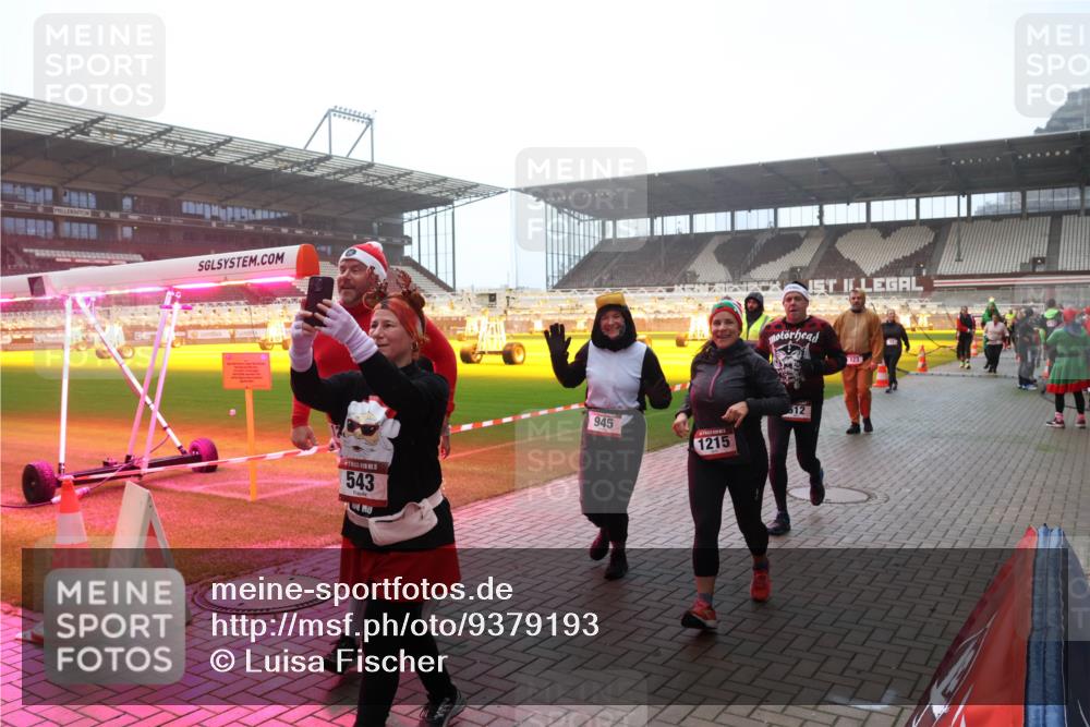 07.12.2025 - St. Pauli X-Mass-Run No. 15 Luisa Fischer http://msf.ph/oto/9379193 07.12.2025 10:06:13 Ziel 543, 945, 1215, 123, 2, 3, 54, 123, 148, 180, 363, 385, 424, 468, 512, 543, 668, 676, 805, 834, 945, 950, 1121, 1215, 1222, 1316, 1374, 1481, 1661, 1761, 1788, 1789, 1791, 2756, 2757, 2894, 2968, 3093, 3172, 3196, 3231, 3386, 3812, 3814, 3857, 3859, 3877, 4036, 4194, 4195, 4235, 4236, 4237, 4246, 4251, 4552, 4555, 4556, 4558, 4559, 4560 meine-sportfotos.de