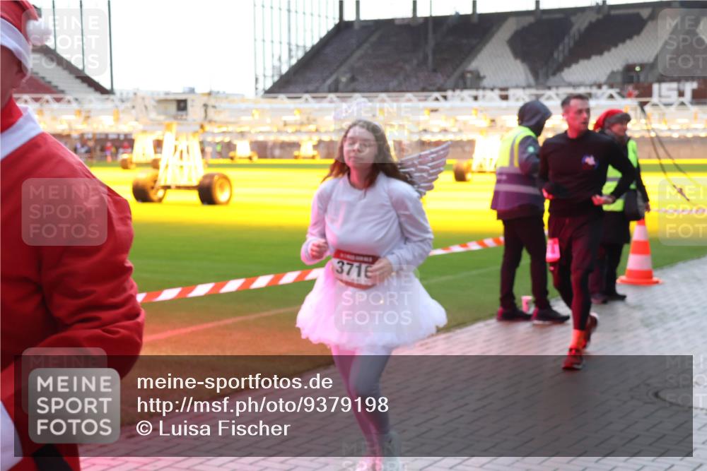 07.12.2025 - St. Pauli X-Mass-Run No. 15 Luisa Fischer http://msf.ph/oto/9379198 07.12.2025 10:32:34 Ziel 3716, 456, 651, 750, 752, 1942, 1944, 2342, 2343, 2345, 2352, 2418, 3267, 3716, 3806, 3808, 3969, 4039, 4274, 4275, 4467, 4484, 4495, 4504, 4518, 4519, 4520 meine-sportfotos.de