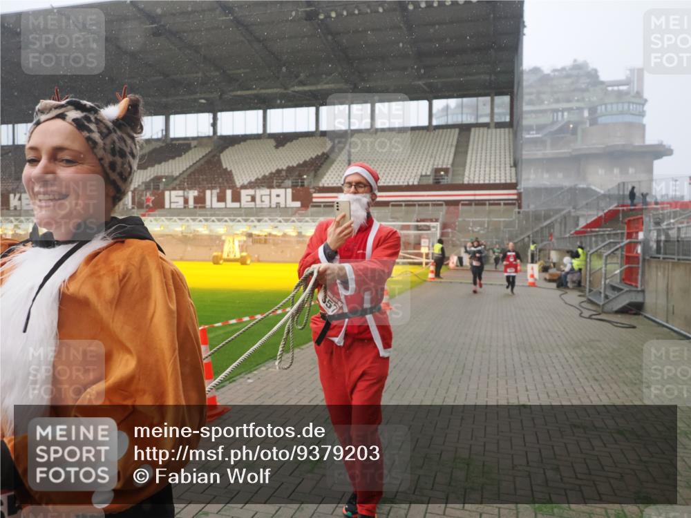 07.12.2025 - St. Pauli X-Mass-Run No. 15 Fabian Wolf http://msf.ph/oto/9379203 07.12.2025 10:07:30 Ziel 256, 265, 272, 517, 657, 685, 716, 767, 1187, 1234, 1543, 3003 meine-sportfotos.de