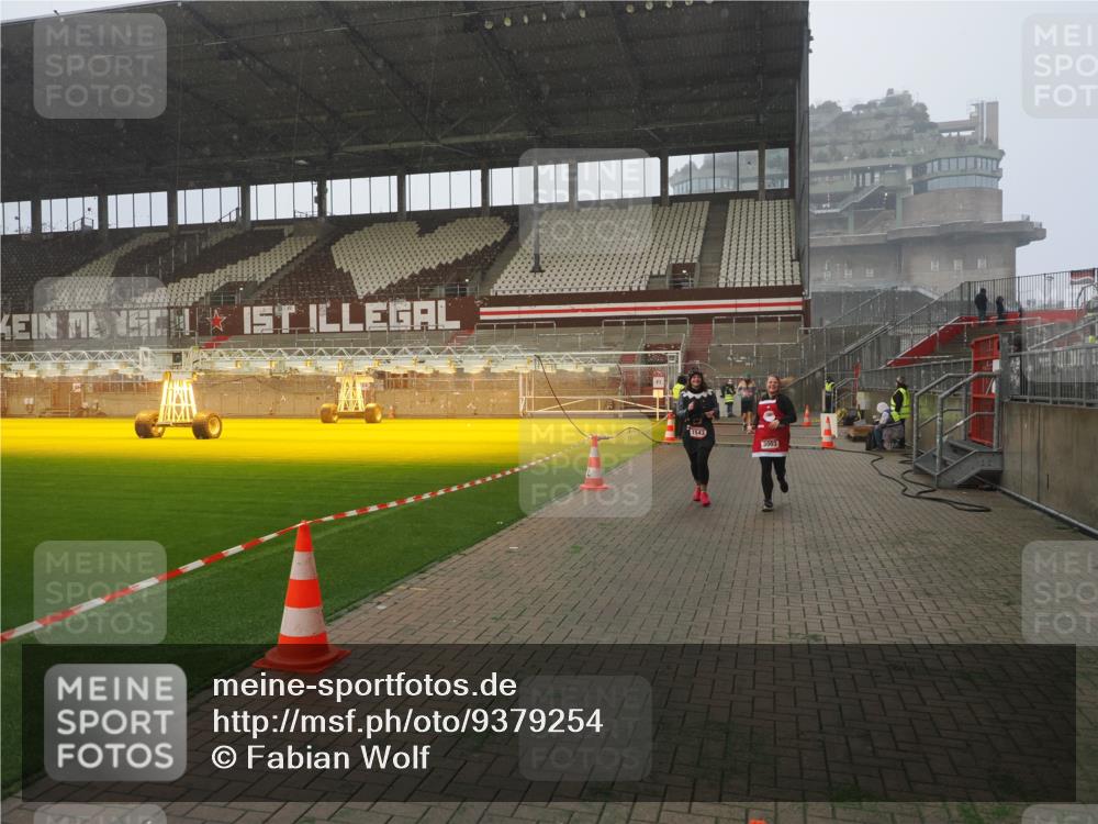07.12.2025 - St. Pauli X-Mass-Run No. 15 Fabian Wolf http://msf.ph/oto/9379254 07.12.2025 10:07:32 Ziel 256, 265, 272, 517, 657, 685, 716, 767, 1187, 1234, 1447, 1449, 1543, 3003 meine-sportfotos.de