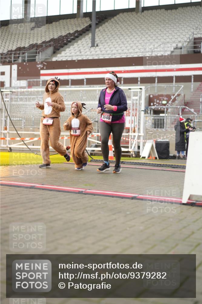 07.12.2025 - St. Pauli X-Mass-Run No. 15 Patografie http://msf.ph/oto/9379282 07.12.2025 10:12:39 Ziel 9, 18, 938, 2758, 2760, 2770, 3040, 3428, 3514, 3551, 3557, 3585, 3799, 3834, 3836 meine-sportfotos.de