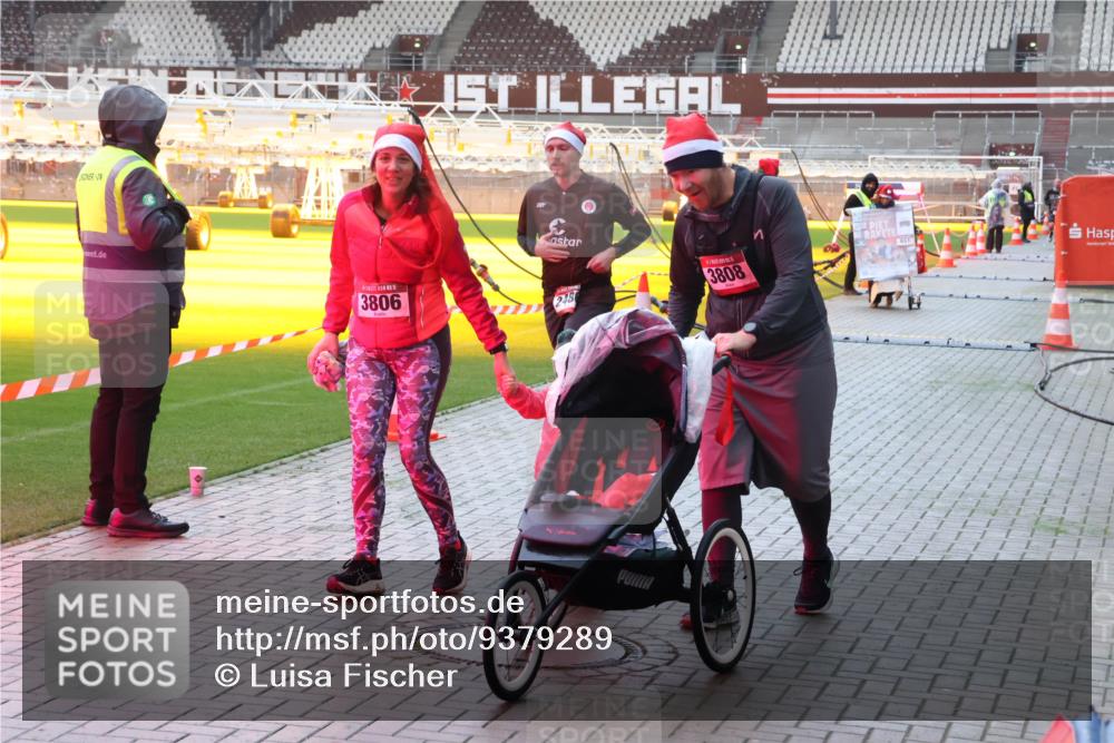 07.12.2025 - St. Pauli X-Mass-Run No. 15 Luisa Fischer http://msf.ph/oto/9379289 07.12.2025 10:33:13 Ziel 15, 3806, 3808, 248, 651, 456, 651, 2486, 4758 meine-sportfotos.de