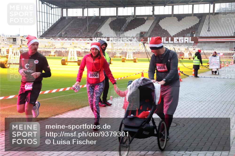 07.12.2025 - St. Pauli X-Mass-Run No. 15 Luisa Fischer http://msf.ph/oto/9379301 07.12.2025 10:33:14 Ziel 3806, 2486, 3808, 456, 651, 2486, 4758 meine-sportfotos.de