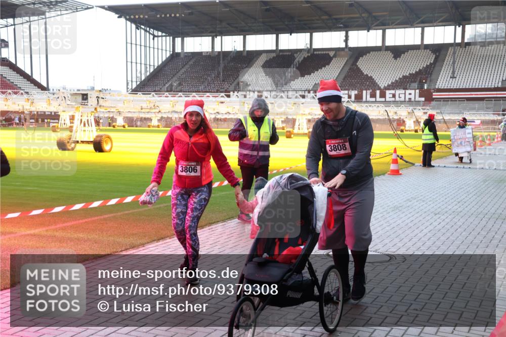 07.12.2025 - St. Pauli X-Mass-Run No. 15 Luisa Fischer http://msf.ph/oto/9379308 07.12.2025 10:33:15 Ziel 3806, 3808, 456, 651, 2486, 3901, 3902, 4758 meine-sportfotos.de