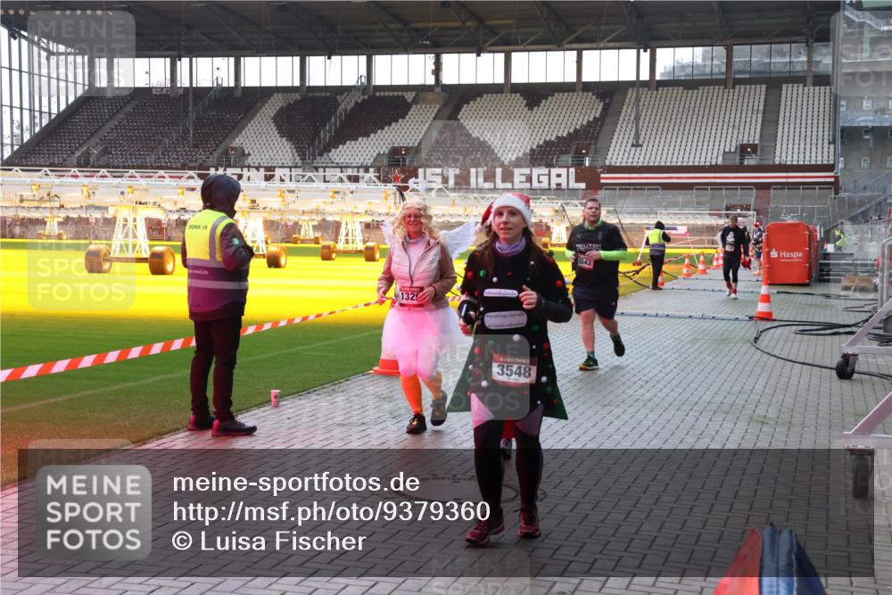07.12.2025 - St. Pauli X-Mass-Run No. 15 Luisa Fischer http://msf.ph/oto/9379360 07.12.2025 10:33:49 Ziel 1329, 5, 3548, 3543, 83, 498, 828, 1268, 1329, 2054, 2065, 2486, 3543, 3548, 3791, 3901, 3902 meine-sportfotos.de