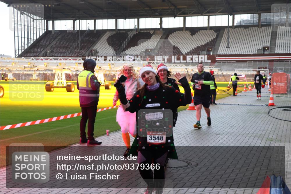 07.12.2025 - St. Pauli X-Mass-Run No. 15 Luisa Fischer http://msf.ph/oto/9379366 07.12.2025 10:33:50 Ziel 15, 3548, 3543, 83, 498, 828, 1268, 1329, 2054, 2065, 2486, 3543, 3548, 3791, 3901, 3902 meine-sportfotos.de