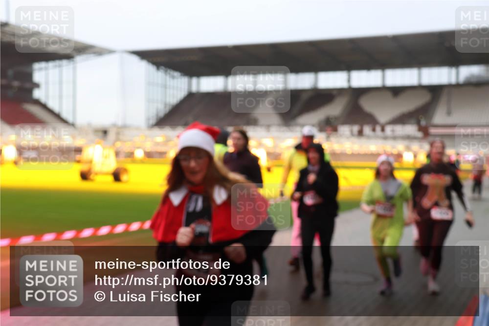 07.12.2025 - St. Pauli X-Mass-Run No. 15 Luisa Fischer http://msf.ph/oto/9379381 07.12.2025 11:11:16 Ziel 745, 29, 30, 31, 48, 49, 53, 122, 134, 660, 667, 669, 697, 698, 745, 1064, 1066, 1298, 1380, 1398, 1400, 1402, 1518, 1519, 1584, 1626, 1692, 1694, 1697, 1739, 1740, 2258, 2616, 3124, 3136, 4574 meine-sportfotos.de