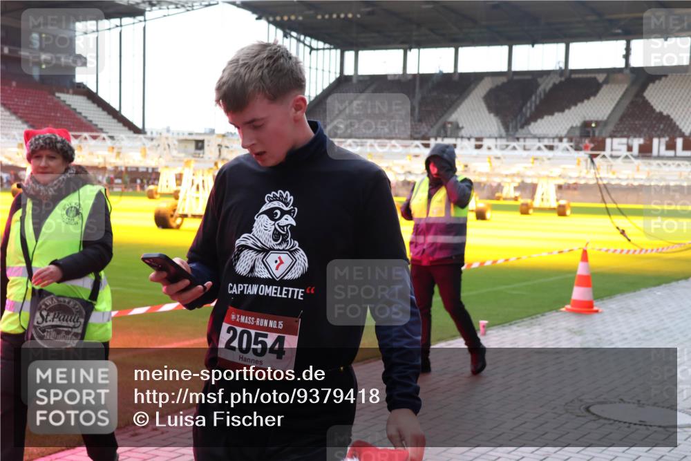 07.12.2025 - St. Pauli X-Mass-Run No. 15 Luisa Fischer http://msf.ph/oto/9379418 07.12.2025 10:34:09 Ziel 15, 2054, 498, 828, 1329, 2054, 2065, 2558, 3791 meine-sportfotos.de