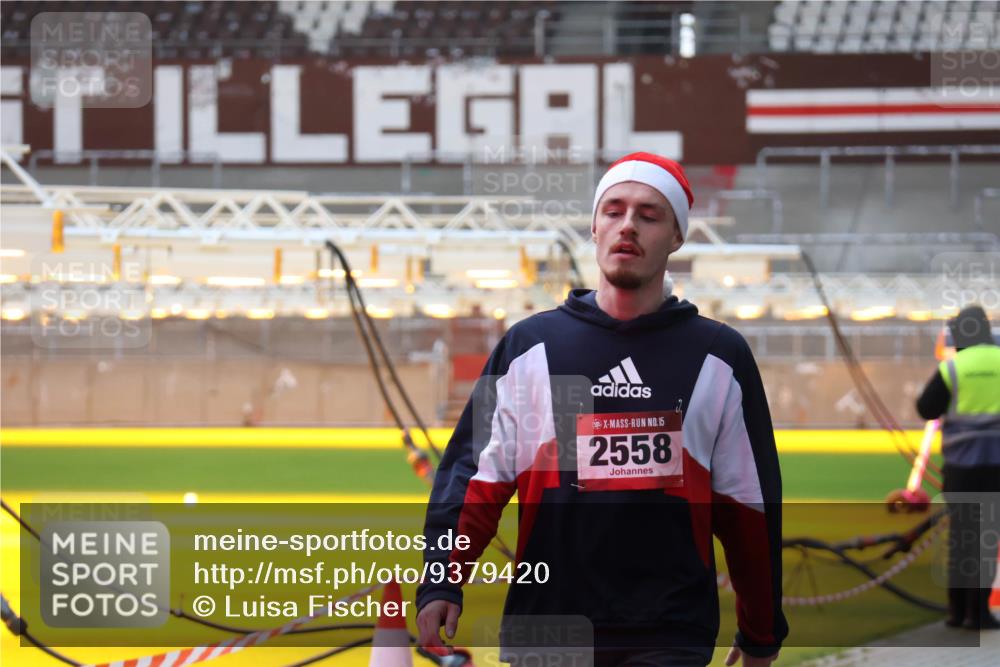 07.12.2025 - St. Pauli X-Mass-Run No. 15 Luisa Fischer http://msf.ph/oto/9379420 07.12.2025 10:34:27 Ziel 15, 2558, 2065, 2558 meine-sportfotos.de