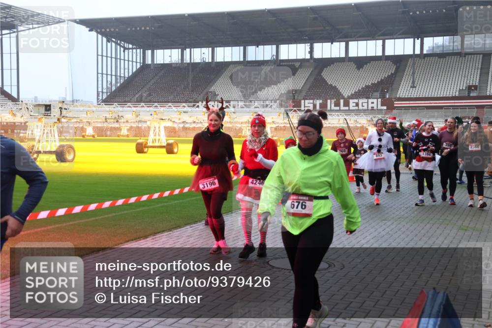 07.12.2025 - St. Pauli X-Mass-Run No. 15 Luisa Fischer http://msf.ph/oto/9379426 07.12.2025 10:06:40 Ziel 3196, 4246, 676, 969, 893, 399, 12, 2366, 2, 3, 34, 127, 148, 180, 187, 424, 468, 562, 676, 805, 834, 893, 967, 969, 1119, 1369, 1479, 1480, 1788, 1789, 1791, 1832, 1937, 1946, 2756, 2757, 2894, 2968, 3093, 3172, 3196, 3213, 3232, 3534, 3535, 3536, 3537, 3812, 3814, 3857, 3859, 3877, 4194, 4195, 4235, 4236, 4237, 4246, 4251, 4459, 4657, 4665, 4670, 4672, 4676, 4677, 4736, 4739 meine-sportfotos.de