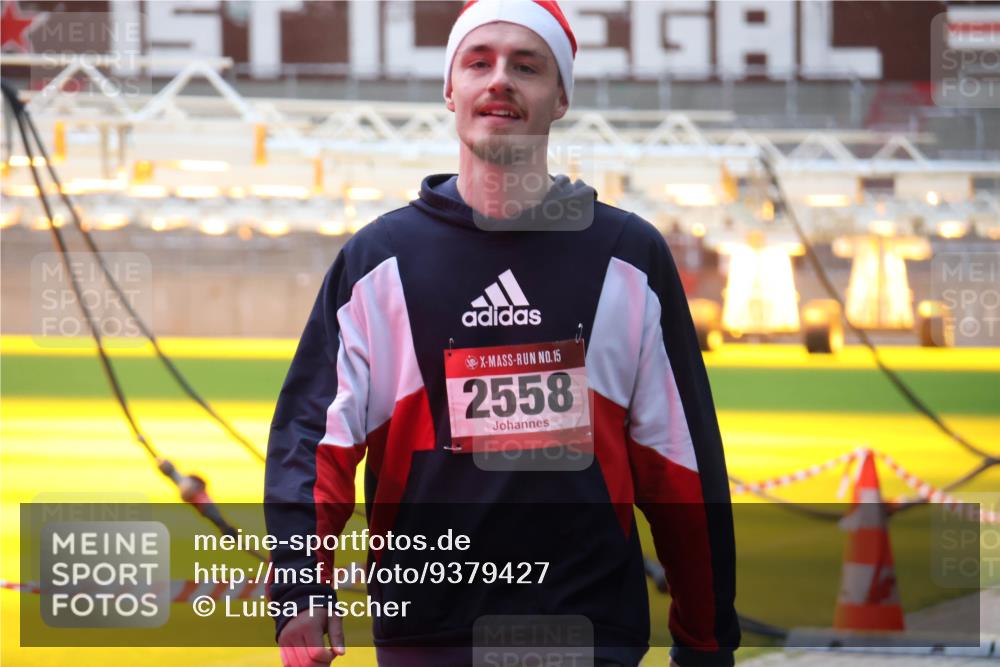 07.12.2025 - St. Pauli X-Mass-Run No. 15 Luisa Fischer http://msf.ph/oto/9379427 07.12.2025 10:34:28 Ziel 15, 2558, 2558 meine-sportfotos.de