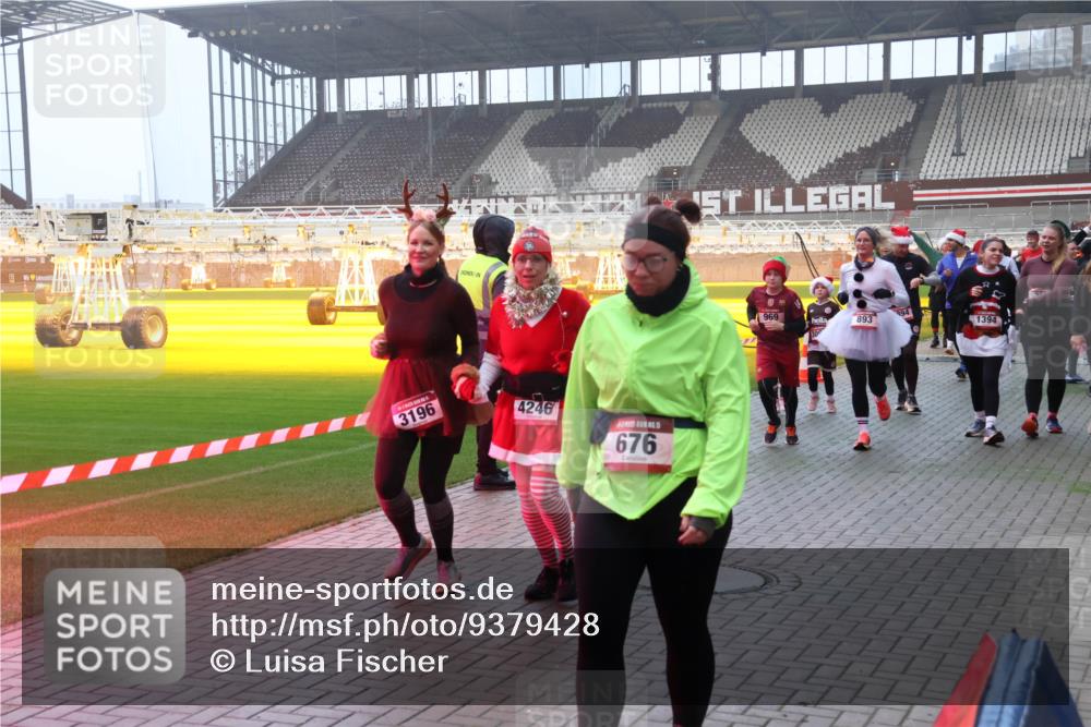 07.12.2025 - St. Pauli X-Mass-Run No. 15 Luisa Fischer http://msf.ph/oto/9379428 07.12.2025 10:06:40 Ziel 3196, 4246, 676, 969, 893, 1394, 2, 3, 34, 127, 148, 180, 187, 424, 468, 562, 676, 805, 834, 893, 967, 969, 1119, 1369, 1479, 1480, 1788, 1789, 1791, 1832, 1937, 1946, 2756, 2757, 2894, 2968, 3093, 3172, 3196, 3213, 3232, 3534, 3535, 3536, 3537, 3812, 3814, 3857, 3859, 3877, 4194, 4195, 4235, 4236, 4237, 4246, 4251, 4459, 4657, 4665, 4670, 4672, 4676, 4677, 4736, 4739 meine-sportfotos.de