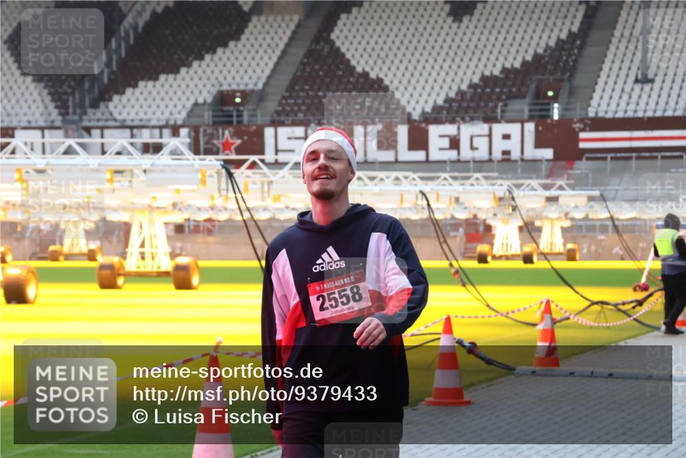 07.12.2025 - St. Pauli X-Mass-Run No. 15 Luisa Fischer http://msf.ph/oto/9379433 07.12.2025 10:34:29 Ziel 15, 2558, 2558 meine-sportfotos.de