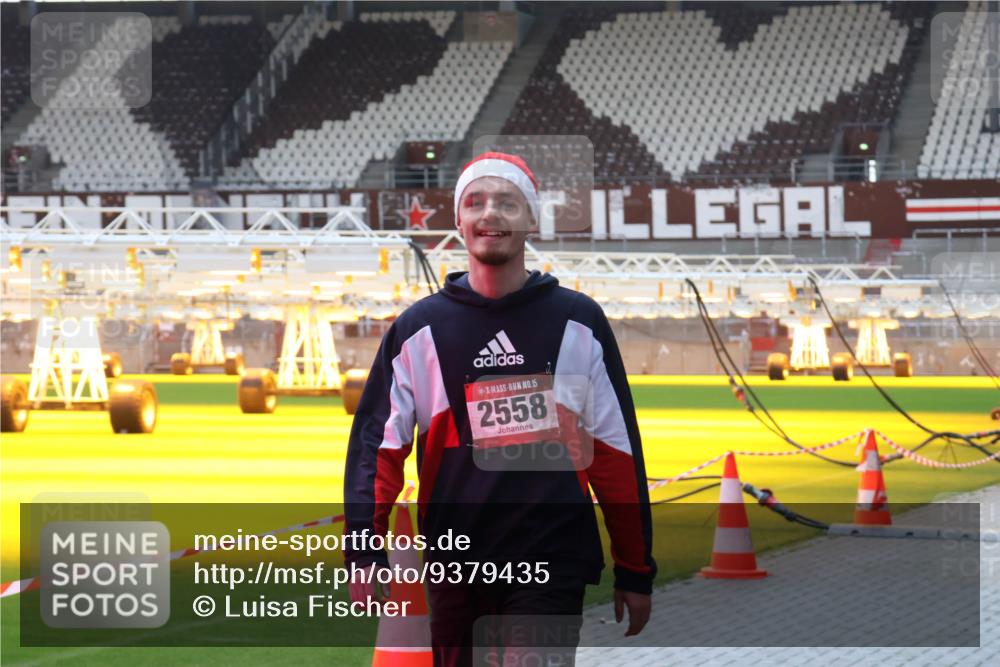 07.12.2025 - St. Pauli X-Mass-Run No. 15 Luisa Fischer http://msf.ph/oto/9379435 07.12.2025 10:34:29 Ziel 15, 2558, 2558 meine-sportfotos.de