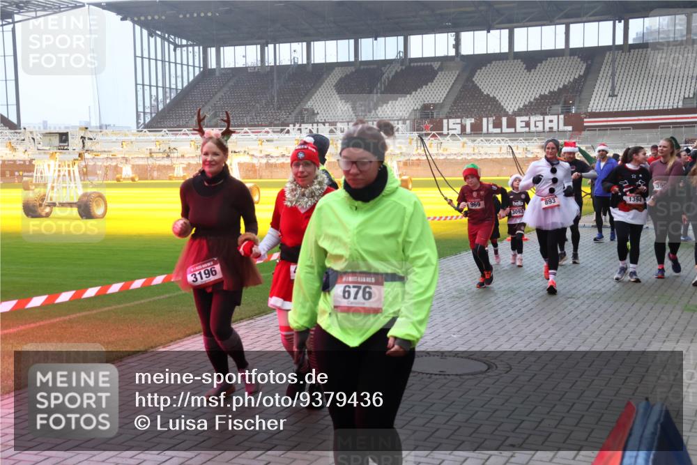 07.12.2025 - St. Pauli X-Mass-Run No. 15 Luisa Fischer http://msf.ph/oto/9379436 07.12.2025 10:06:41 Ziel 3196, 676, 1, 969, 893, 1394, 39, 3093, 2, 3, 34, 127, 148, 180, 187, 424, 468, 562, 676, 805, 834, 893, 967, 969, 1119, 1369, 1479, 1480, 1788, 1789, 1791, 1832, 1937, 1946, 2756, 2757, 2894, 2968, 3093, 3172, 3196, 3213, 3232, 3534, 3535, 3536, 3537, 3812, 3814, 3857, 3859, 3877, 4194, 4195, 4235, 4236, 4237, 4246, 4251, 4459, 4657, 4665, 4670, 4672, 4676, 4677, 4736, 4739 meine-sportfotos.de