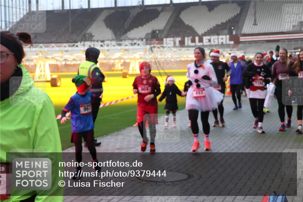 07.12.2025 - St. Pauli X-Mass-Run No. 15 Luisa Fischer http://msf.ph/oto/9379444 07.12.2025 10:06:42 Ziel 15, 1, 967, 969, 893, 1354, 34, 127, 148, 180, 187, 424, 468, 562, 676, 805, 834, 893, 967, 969, 1119, 1369, 1479, 1480, 1788, 1791, 1832, 1937, 1946, 2756, 2757, 2894, 2968, 3093, 3172, 3196, 3213, 3232, 3534, 3535, 3536, 3537, 3812, 3814, 3857, 3859, 3877, 4194, 4235, 4236, 4237, 4246, 4251, 4459, 4657, 4665, 4670, 4672, 4676, 4677, 4736, 4739 meine-sportfotos.de