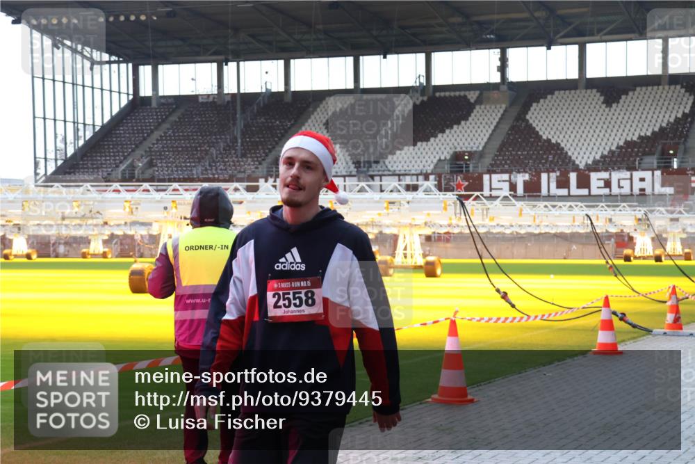 07.12.2025 - St. Pauli X-Mass-Run No. 15 Luisa Fischer http://msf.ph/oto/9379445 07.12.2025 10:34:31 Ziel 15, 2558, 2212, 2558 meine-sportfotos.de