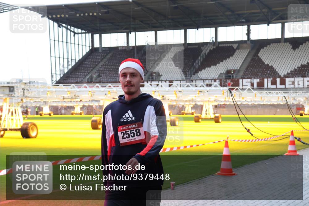 07.12.2025 - St. Pauli X-Mass-Run No. 15 Luisa Fischer http://msf.ph/oto/9379448 07.12.2025 10:34:31 Ziel 15, 2558, 2212, 2558 meine-sportfotos.de