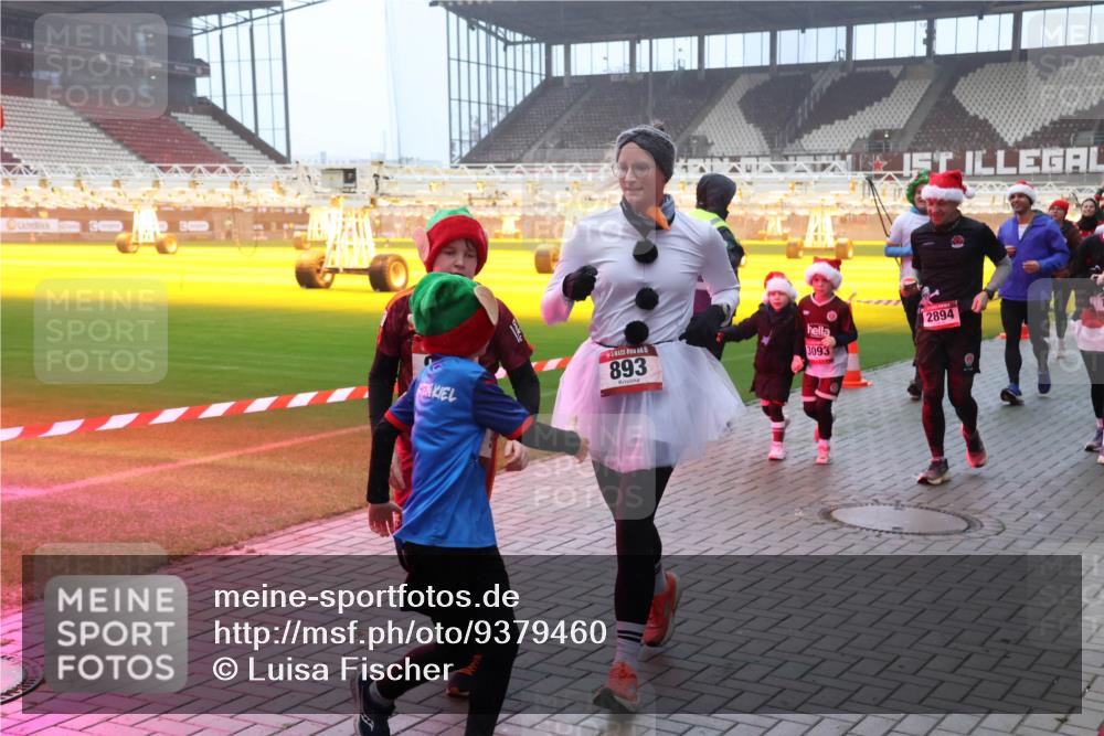 07.12.2025 - St. Pauli X-Mass-Run No. 15 Luisa Fischer http://msf.ph/oto/9379460 07.12.2025 10:06:44 Ziel 893, 3093, 2894, 34, 127, 148, 150, 180, 187, 424, 468, 562, 676, 805, 834, 893, 967, 969, 1119, 1369, 1479, 1480, 1788, 1832, 1937, 1946, 2756, 2757, 2894, 2968, 3093, 3172, 3196, 3213, 3232, 3534, 3535, 3536, 3537, 3812, 3814, 3857, 3859, 3877, 4235, 4236, 4237, 4246, 4251, 4459, 4657, 4665, 4670, 4672, 4676, 4677, 4736, 4739 meine-sportfotos.de