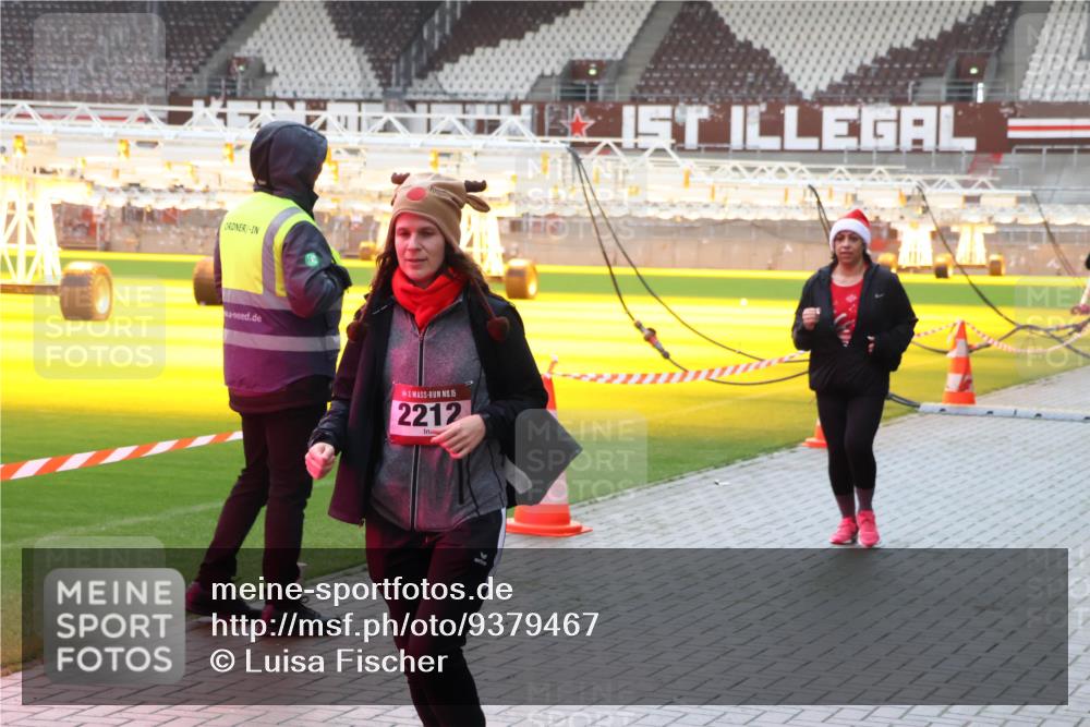 07.12.2025 - St. Pauli X-Mass-Run No. 15 Luisa Fischer http://msf.ph/oto/9379467 07.12.2025 10:35:00 Ziel 15, 2212, 137, 493, 578, 2212, 2639, 3389, 3390, 4276, 4277, 4309, 4310, 4316, 4317, 4336, 4337 meine-sportfotos.de