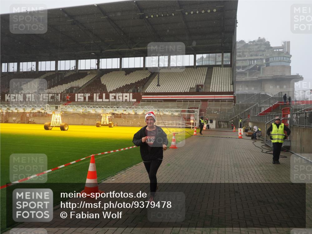 07.12.2025 - St. Pauli X-Mass-Run No. 15 Fabian Wolf http://msf.ph/oto/9379478 07.12.2025 10:07:49 Ziel 1447, 1449, 1905 meine-sportfotos.de