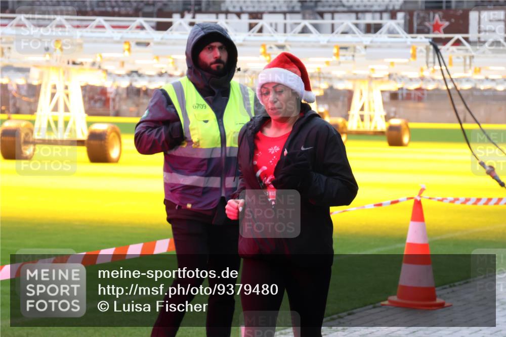 07.12.2025 - St. Pauli X-Mass-Run No. 15 Luisa Fischer http://msf.ph/oto/9379480 07.12.2025 10:35:03 Ziel 6709, 137, 493, 578, 2212, 2639, 3389, 3390, 4276, 4277, 4309, 4310, 4316, 4317, 4336, 4337 meine-sportfotos.de