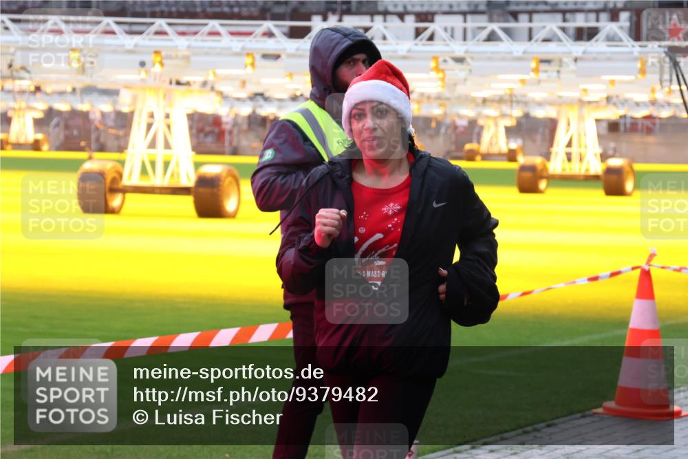 07.12.2025 - St. Pauli X-Mass-Run No. 15 Luisa Fischer http://msf.ph/oto/9379482 07.12.2025 10:35:03 Ziel 137, 493, 578, 2212, 2639, 3389, 3390, 4276, 4277, 4309, 4310, 4316, 4317, 4336, 4337 meine-sportfotos.de