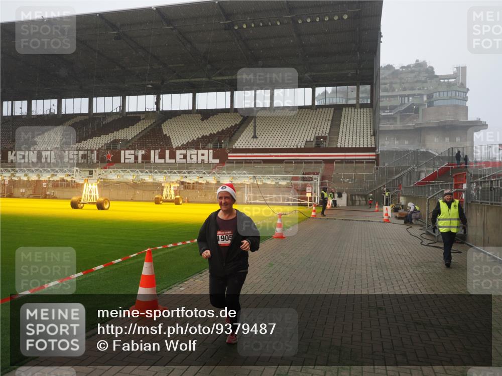 07.12.2025 - St. Pauli X-Mass-Run No. 15 Fabian Wolf http://msf.ph/oto/9379487 07.12.2025 10:07:49 Ziel 1447, 1449, 1905 meine-sportfotos.de